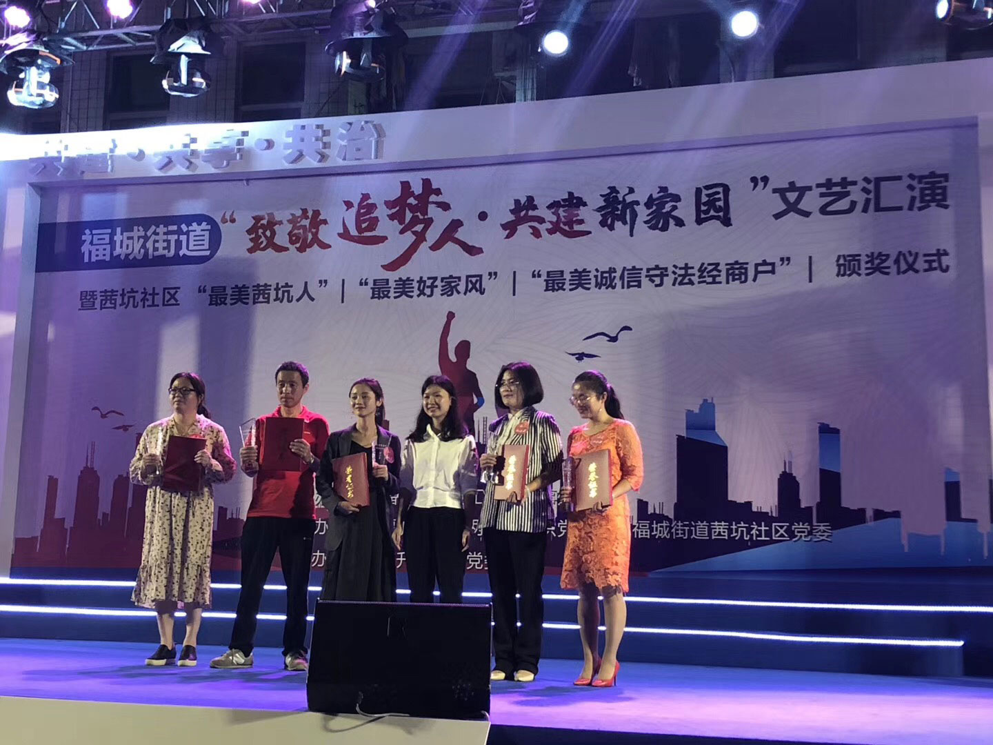 花季传媒APP免费下载安装兩位麗人代表榮獲“最美女性”稱號